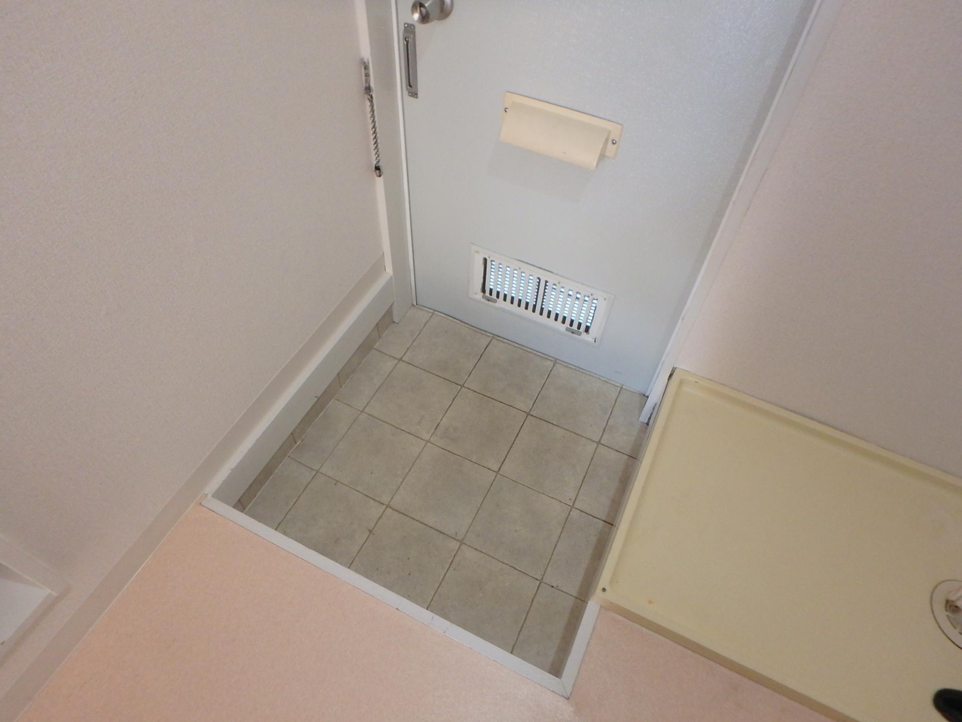 玄関　郵便受け付きの玄関です