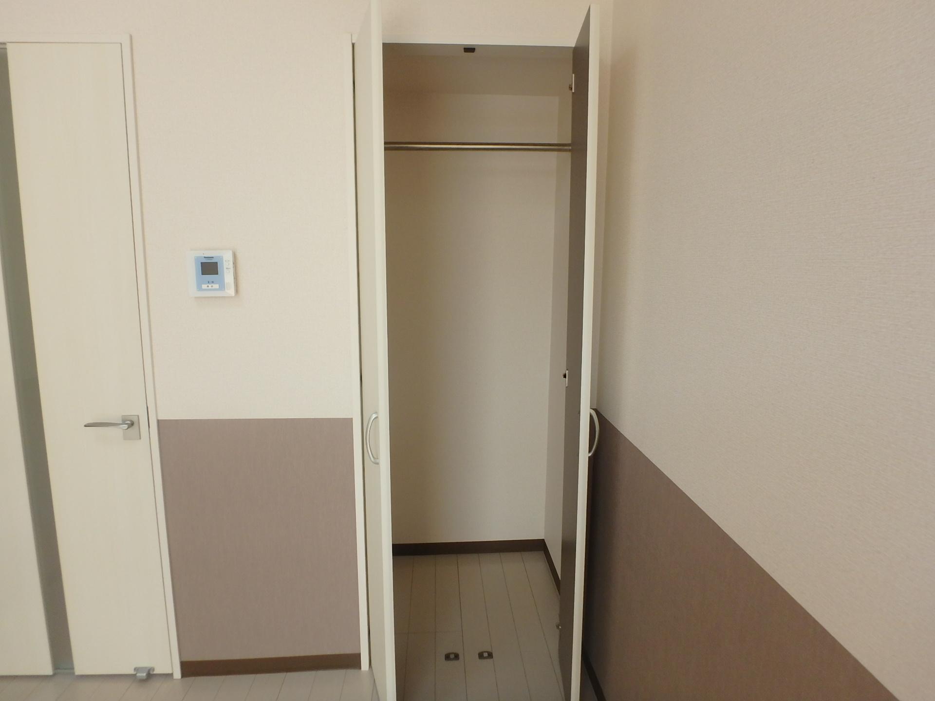 その他設備　ロングコートが掛けられるクローゼットもあります