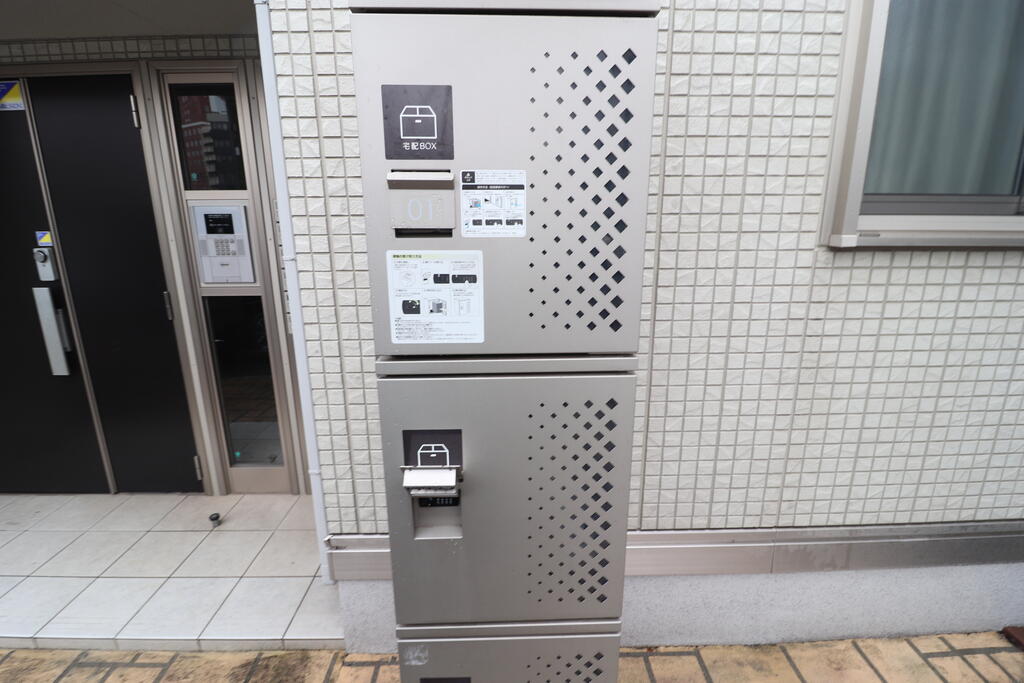 その他共有部分　屋根付きサイクルポートと宅配ボックスついてます