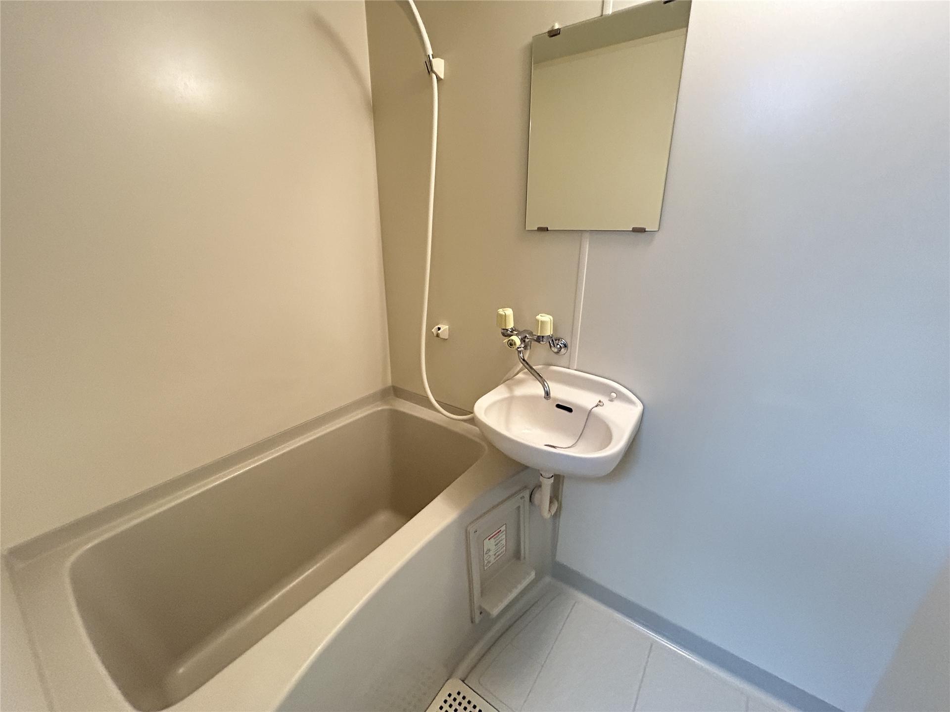 バス・シャワールーム　鏡付きのお風呂です