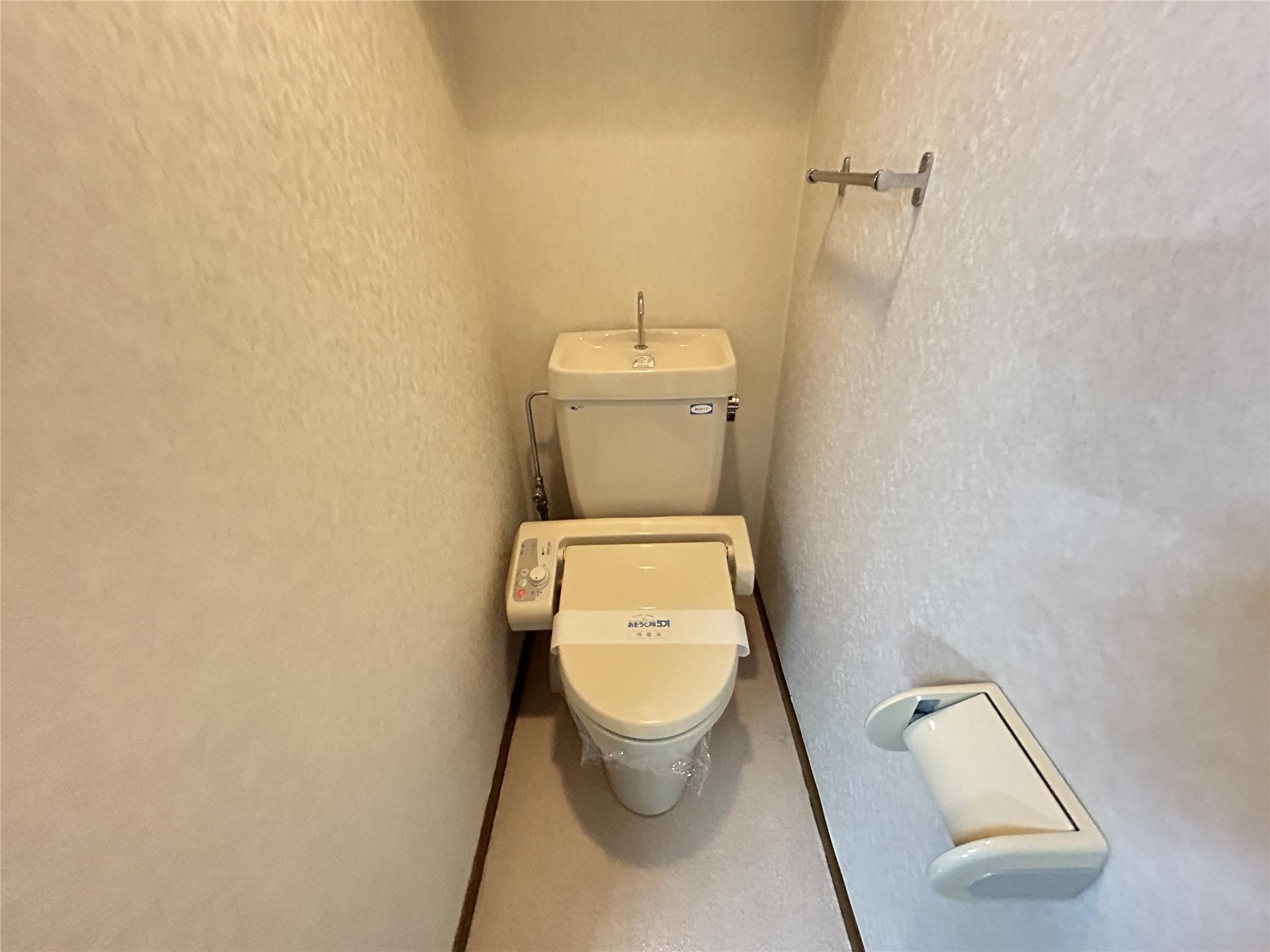 トイレ　温水洗浄便座付きのトイレです