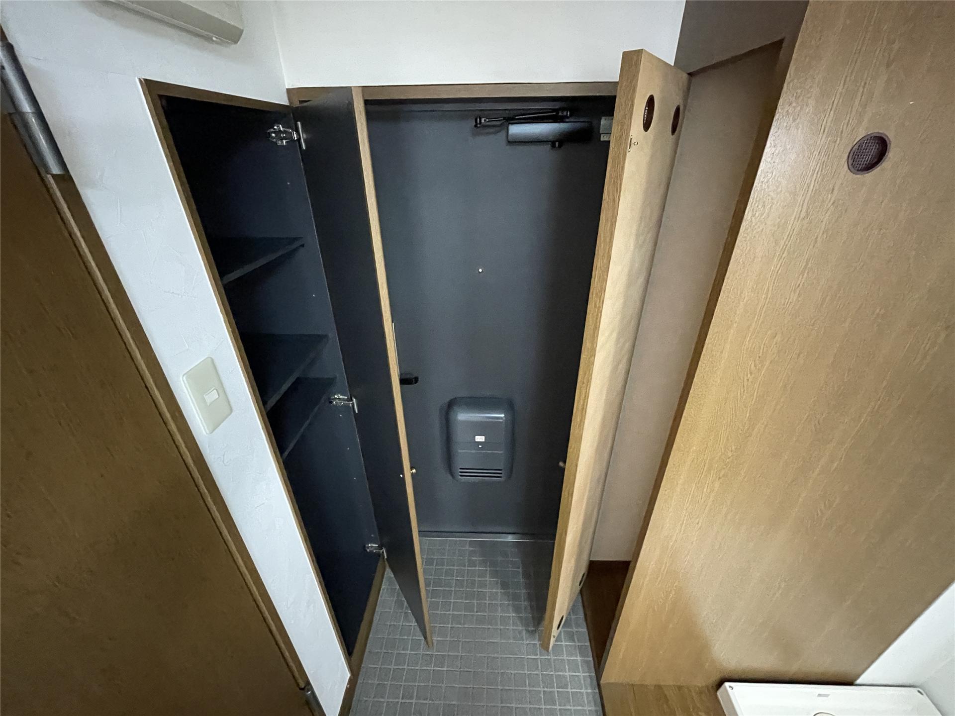 玄関　シューズボックス、収納付きの玄関です