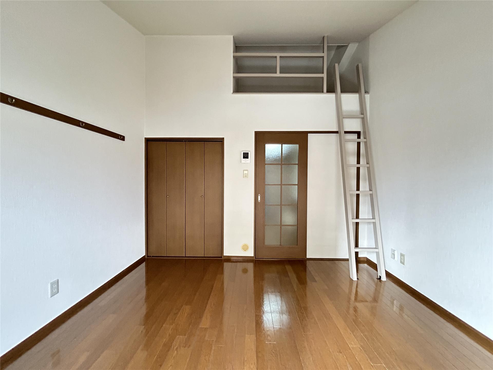 居室・リビング　ロフト付きで天井が高く開放感のあるお部屋です