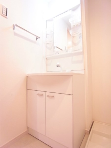 洗面設備　朝に便利なシャンプードレッサー完備です。