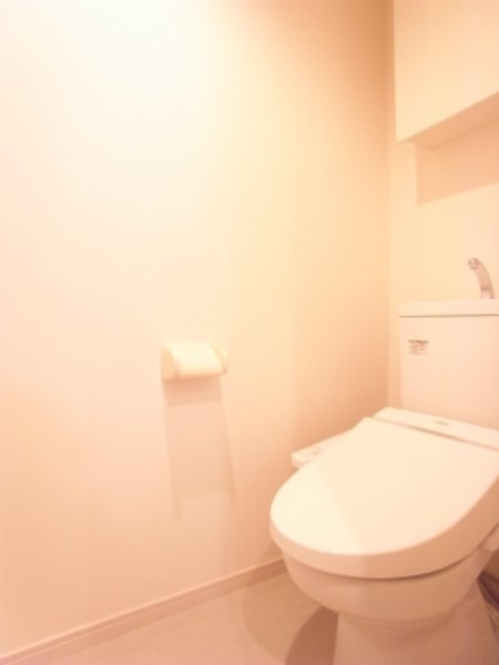 トイレ　嬉しいウォシュレット付きのトイレです。