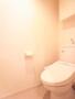 トイレ　嬉しいウォシュレット付きのトイレです。
