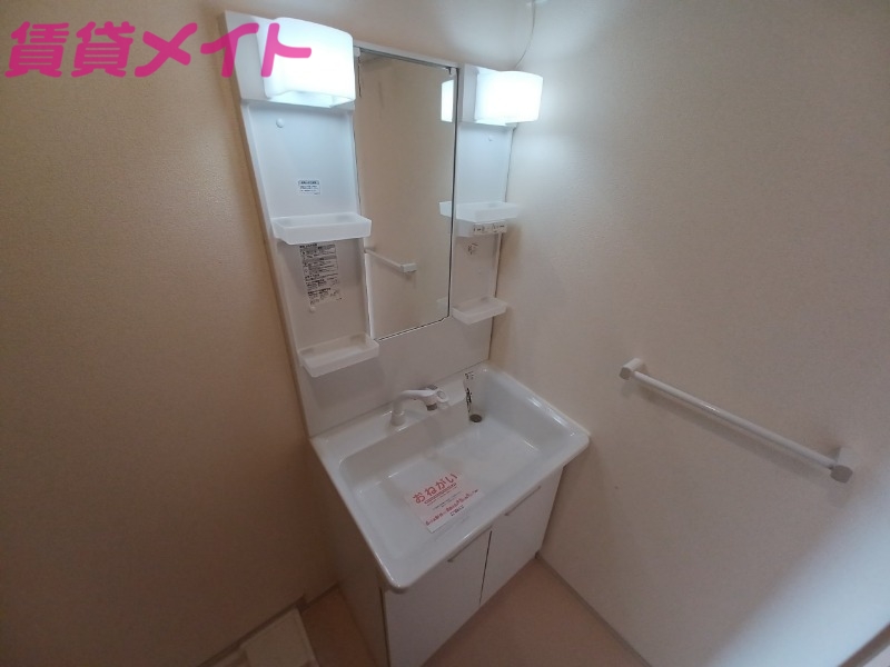 洗面設備　同型反転参考写真です
