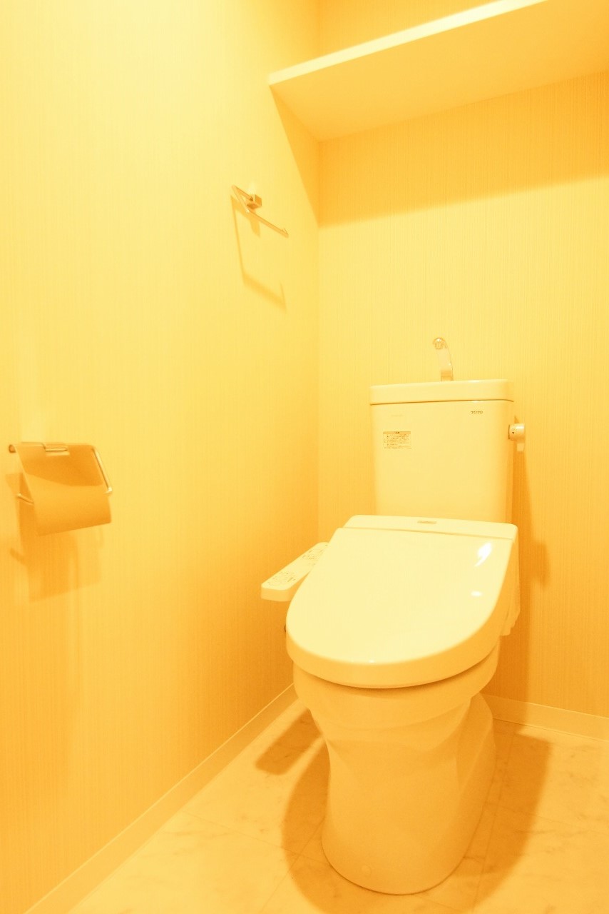 トイレ　温水洗浄便座です。