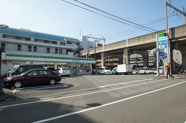 コンビニ　ファミリーマート「鶴見中央3丁目店」（コンビニ）まで129m