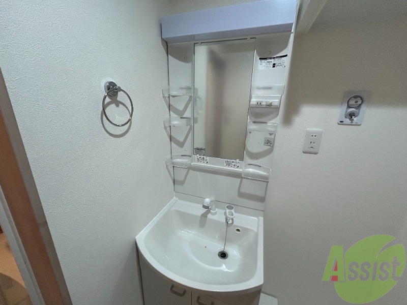 洗面設備　独立洗面台がございます。朝の支度はここで済ませましょう。