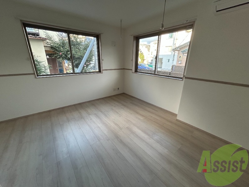 居室・リビング　こちらは８帖のＬＤＫでございます。角部屋のため二面採光です。