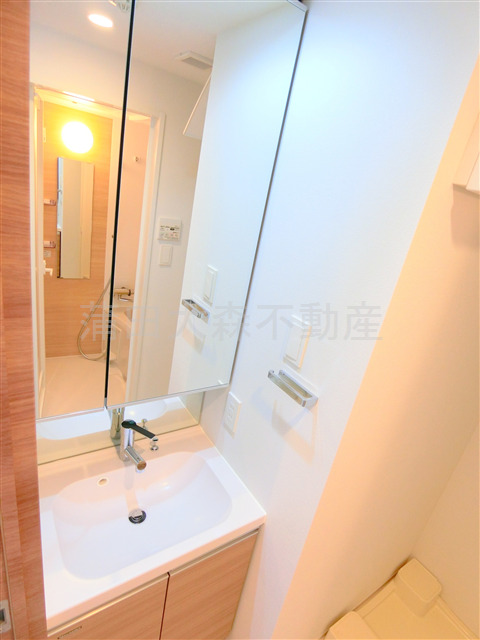 洗面設備　洗面脱衣所　2面鏡の独立洗面台　棚付き洗濯機置き場