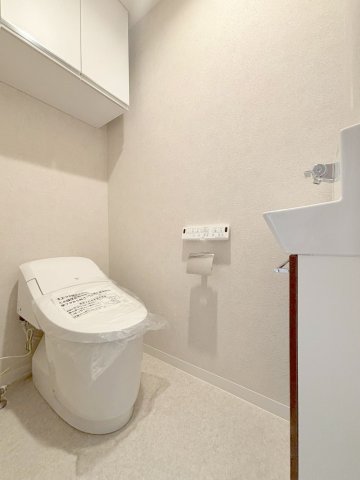 トイレ　落ち着いた色調のトイレです