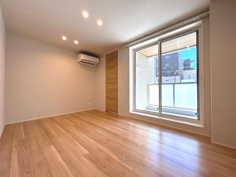 居室・リビング　アイリモコン付きの広々リビング。