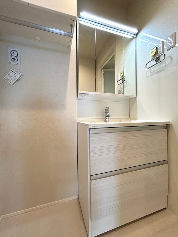 洗面設備　３面鏡なのでおしゃれしやすい♪