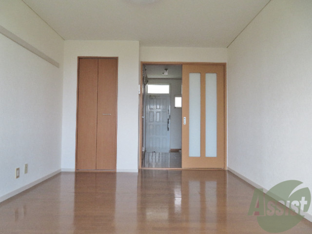 その他部屋・スペース　８帖もあるのでベッド、テレビ、テーブル等置いても余裕です。