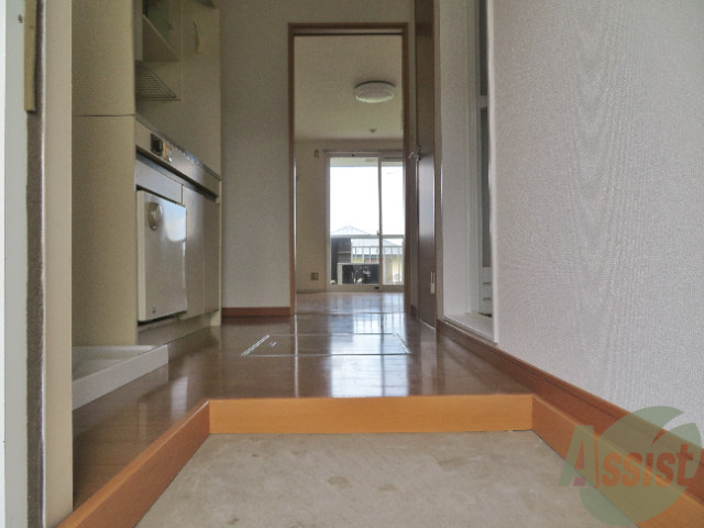 玄関　お部屋に入る前に扉で仕切られているので、急な来客でも安心！