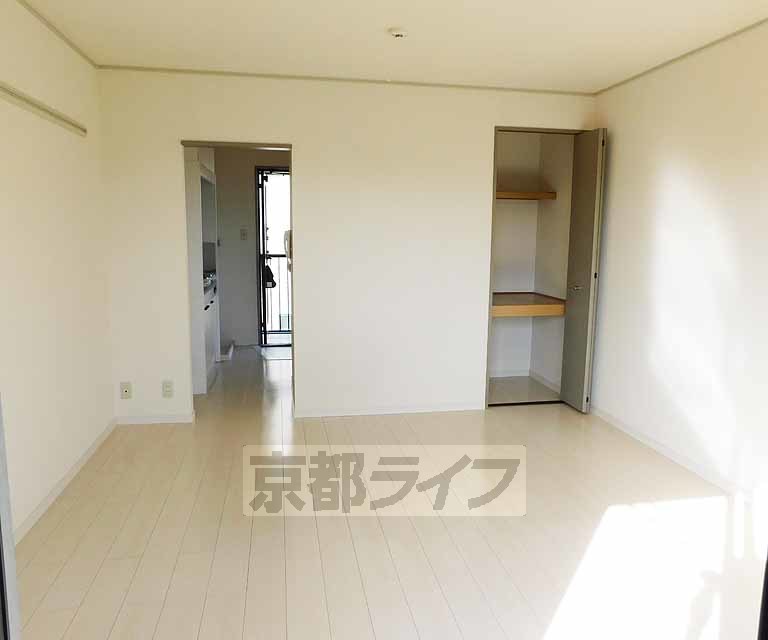 居室・リビング　８帖の洋室です