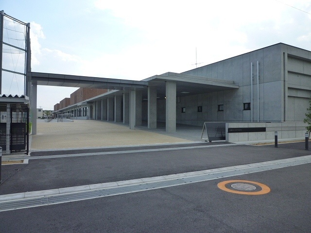 中学校　鈴鹿市立神戸中学校（中学校）まで1953m