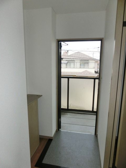 玄関　玄関にはシューズボックスあります