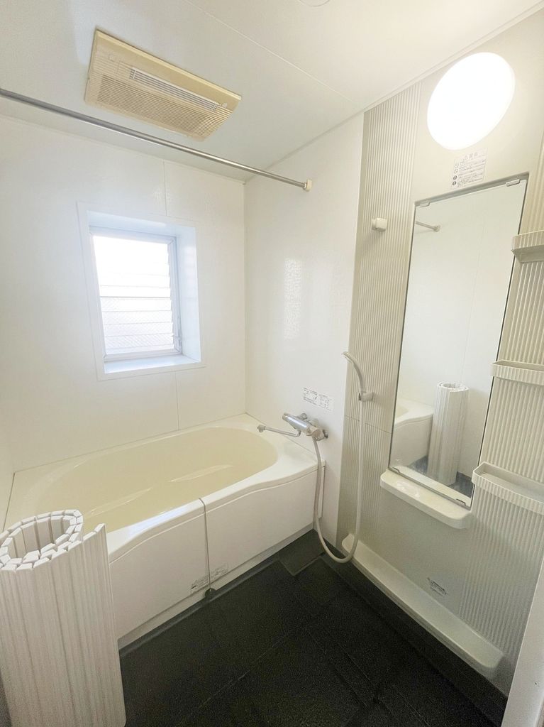 バス・シャワールーム　大きな浴槽のお風呂です。（浴室乾燥機付き）