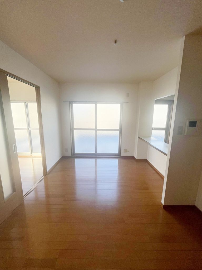 居室・リビング　南向きで洋室９帖と広めです。