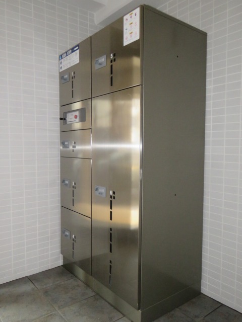 エントランス　便利な宅配ボックス付き！日中不在にしがちな方におすすめです！