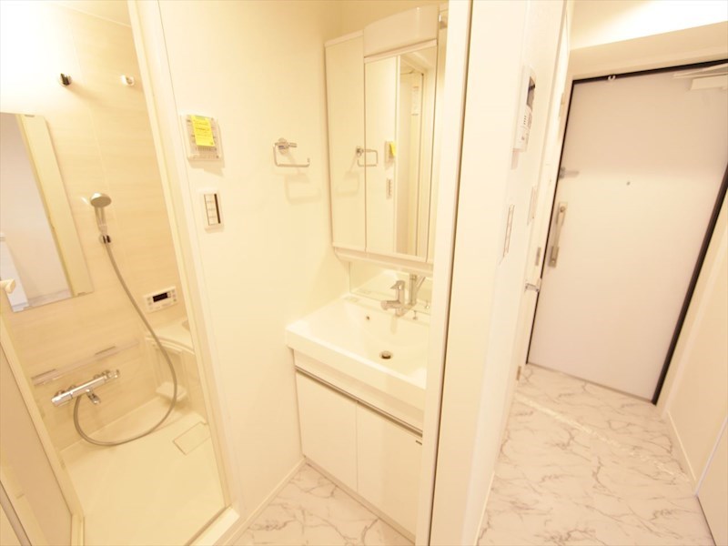 洗面設備　脱衣所　独立洗面台（シャンプードレッサー付）収納スペース有