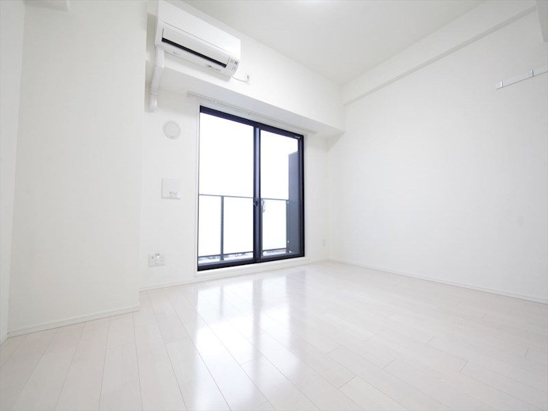 バルコニー　洋室8.0帖　エアコン付　収納充実　バルコニーに面しています