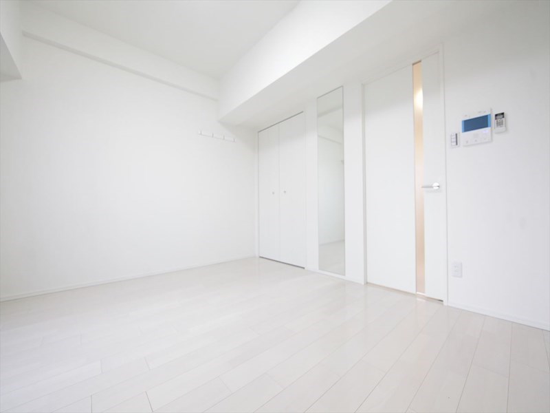 居室・リビング　洋室8.0帖　エアコン付　収納充実　バルコニーに面しています