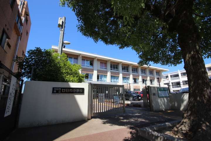 中学校　廿日市市立廿日市中学校（中学校）まで528m