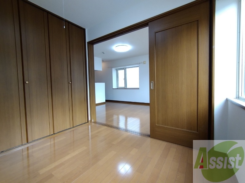 その他部屋・スペース　寝室はこちらです。光が差し込む、温かみのあるお部屋です。