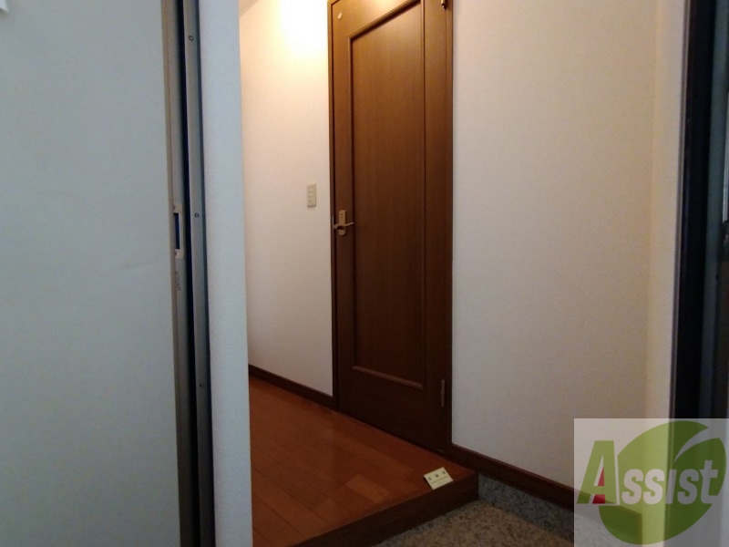 玄関　玄関です。すぐ広いリビングにつながっています。