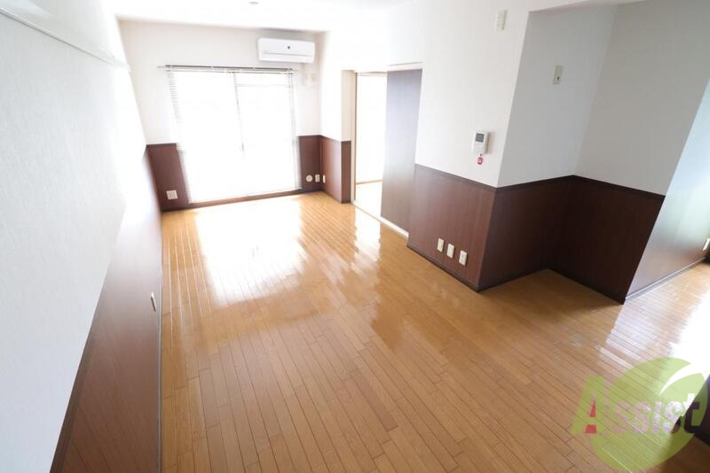 居室・リビング　広々フローリングで使いやすいです。