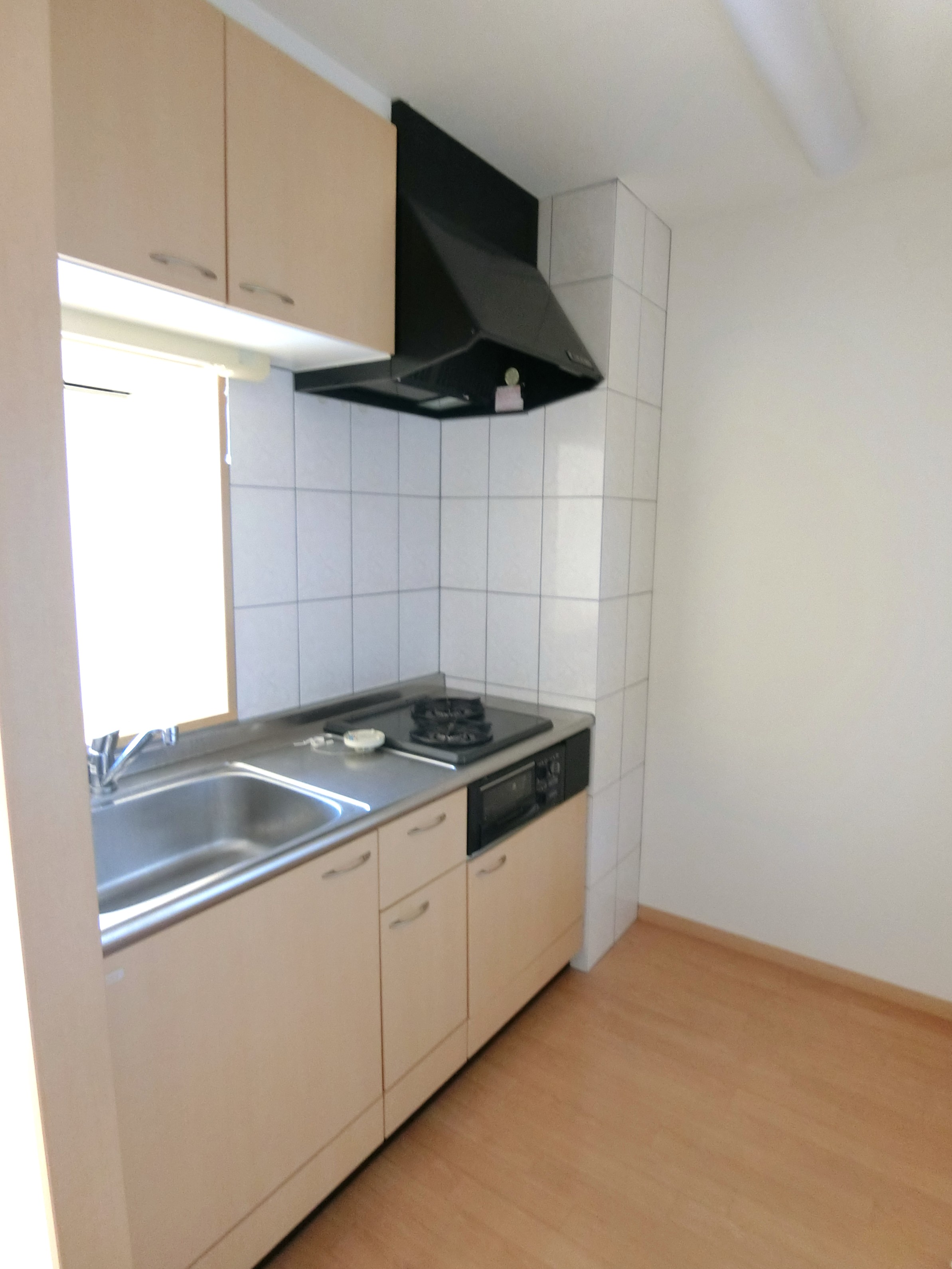 キッチン　対面式のシステムキッチン ※別部屋の写真を使用しています