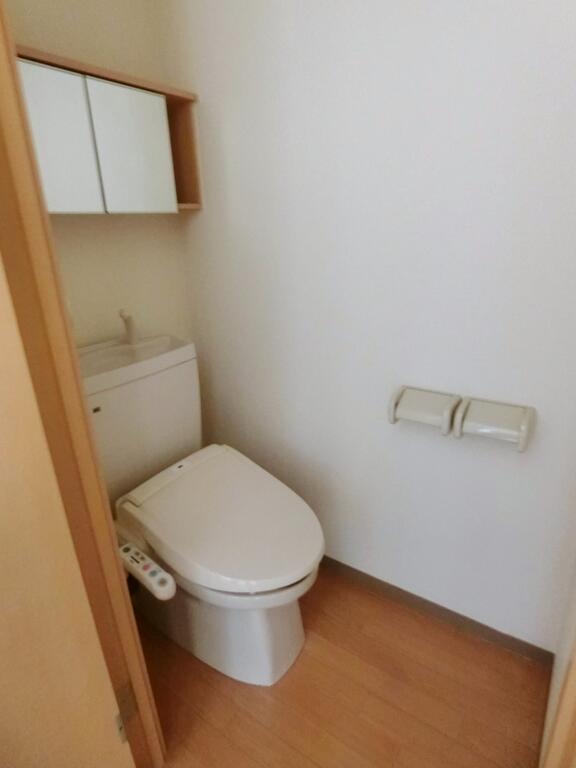 トイレ　温水洗浄便座 ※別部屋の写真を使用しています