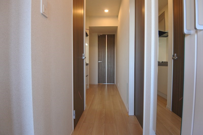 その他　玄関から見た室内