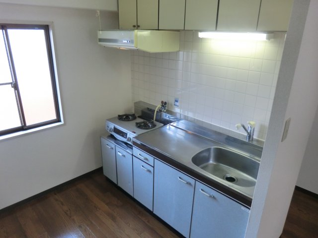 キッチン　窓が付いていて換気がしやすいです！