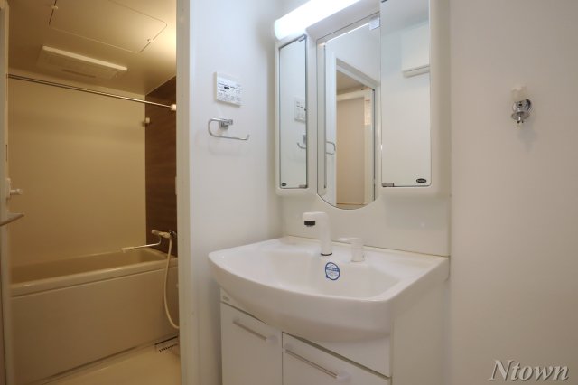 洗面設備　独立洗面台あり、毎朝おしゃれに忙しい女性の方におすすめです