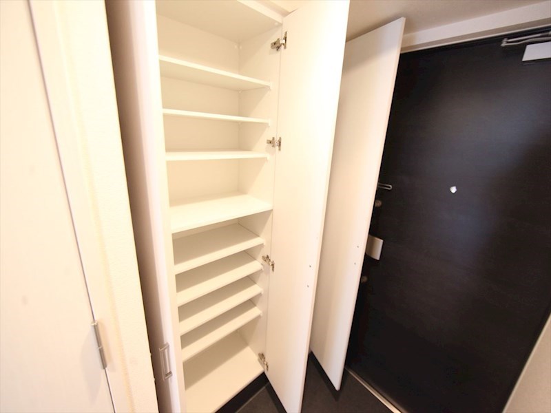 玄関　玄関　シューズボックス付（収納充実してます）