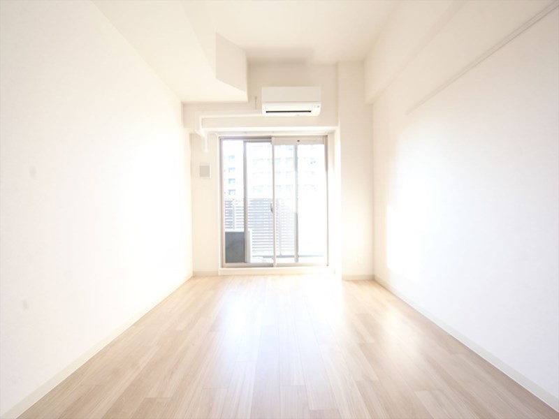 バルコニー　洋室7.5帖　エアコン完備　クローゼット付　バルコニー