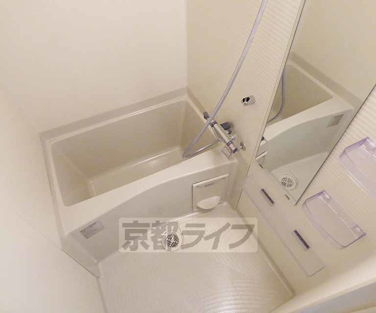 バス・シャワールーム　清潔感のあるお風呂です。