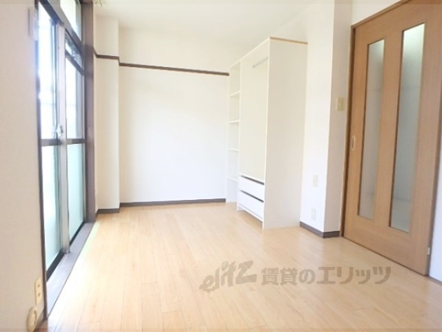 居室・リビング　６帖の洋室です