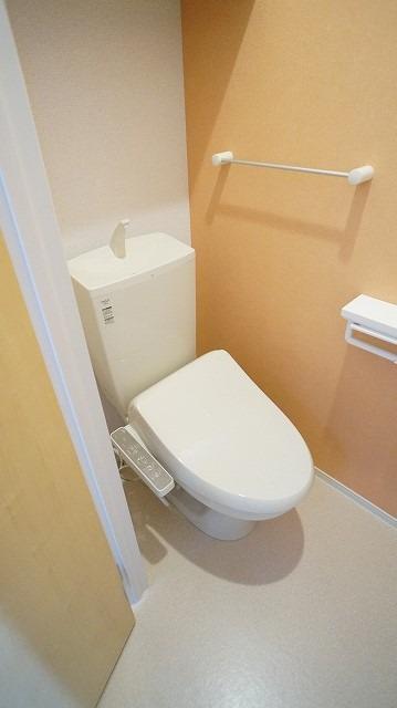 トイレ　落ち着いた色調のトイレです