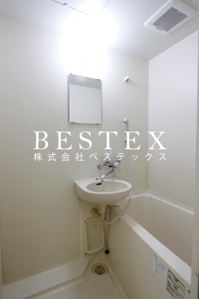 バス・シャワールーム　別部屋の写真となります。