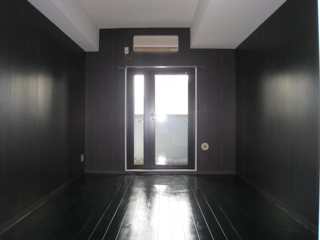 居室・リビング　同物件、別号室のものです。