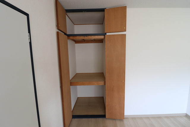 収納　玄関横洋室収納！