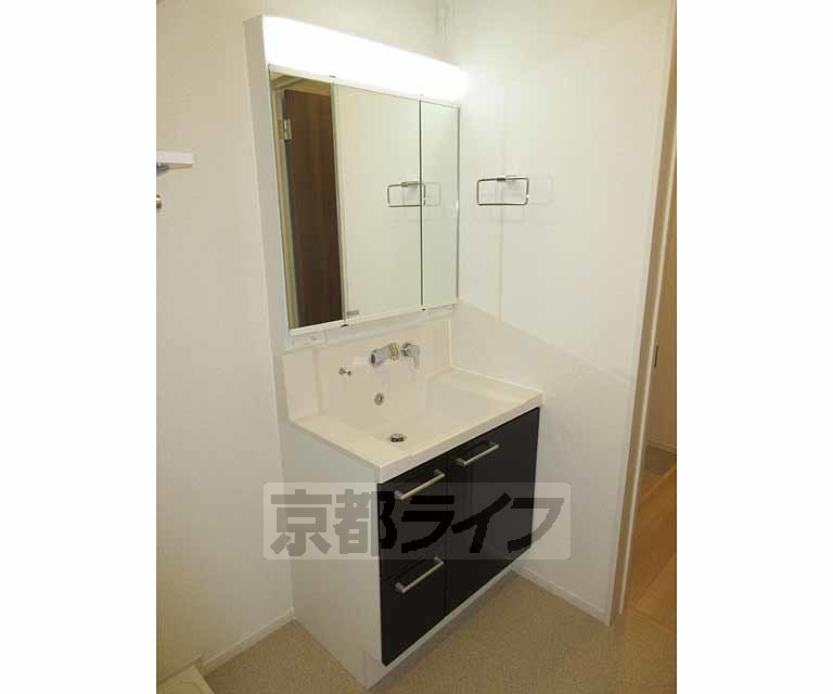 洗面設備　大きな鏡の洗面台です・