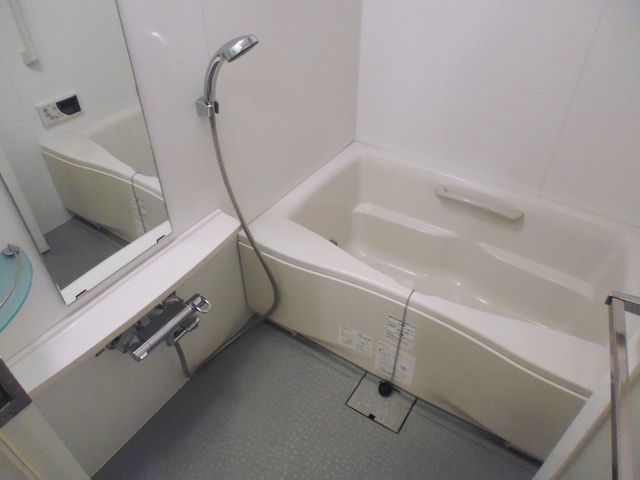 バス・シャワールーム　大きな鏡のついたバスルームです。