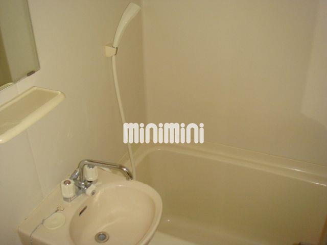 バス・シャワールーム　単身向けのバスルームです